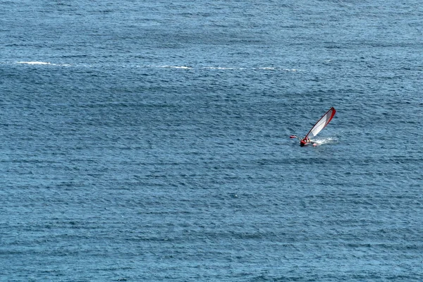 Mavi okyanus denizinde tam hız katamaran — Stok fotoğraf