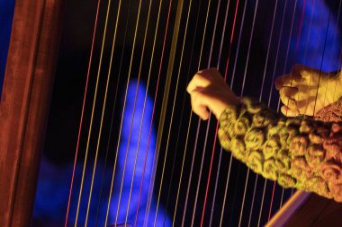 Eller harp çalıyordu.
