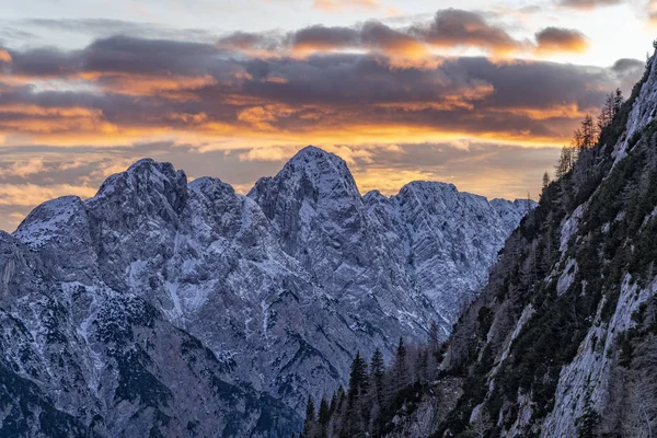 Julian alpes montañas al atardecer paisaje de invierno — Foto de Stock