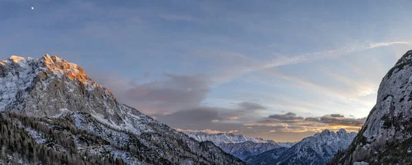 Alpi Giulie montagne al tramonto paesaggio invernale — Foto Stock