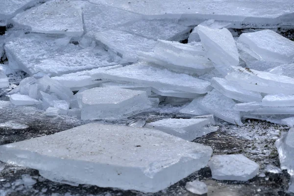 Carámbanos hielo congelado en el lago hierba —  Fotos de Stock