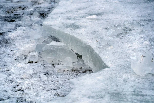 Eiszapfen gefroren Eis auf Grassee — Stockfoto