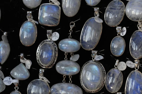 Boucles d'oreilles collier arc-en-ciel en pierre de lune bijoux sur le stand dans un marché de magasin — Photo