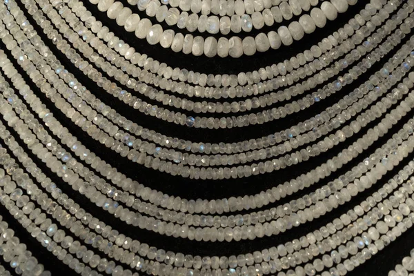 Szivárvány holdkő nyaklánc fülbevaló ékszerek kijelzőn stand a boltban piacon — Stock Fotó