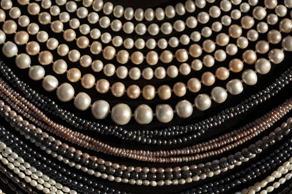 Pendientes de perlas collares joyería en el stand de exhibición en un mercado de la tienda —  Fotos de Stock