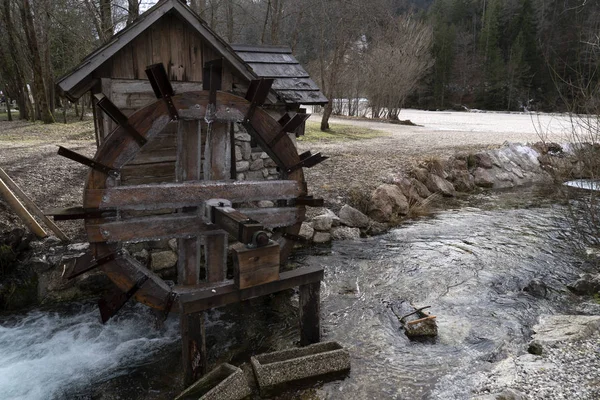 Gefrorenes Wassermühlenrad — Stockfoto