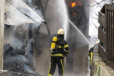 İtfaiyeciler evdeki yangınla savaşıyor.