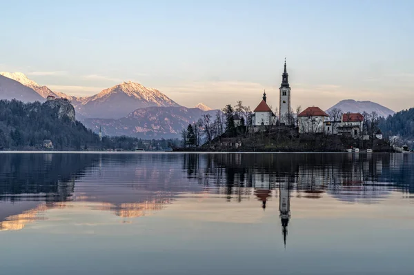 Bled meer panorama bij zonsondergang in de winter — Stockfoto