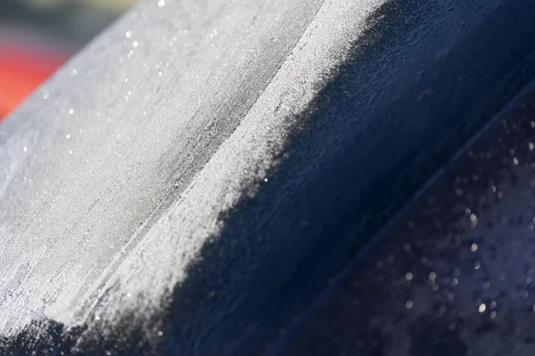 Détail de verre de fenêtre de voiture congelé — Photo