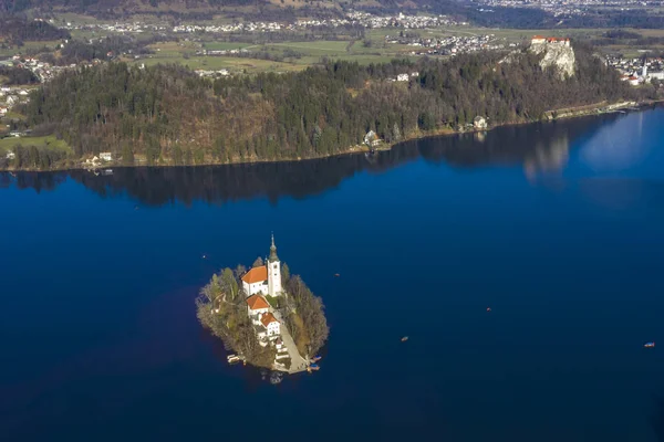 Lago sangrado vista aérea panorama no inverno — Fotografia de Stock