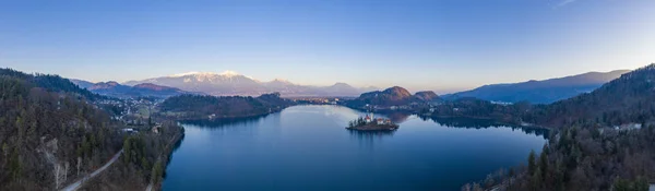 Розмите озеро панорама повітряного вигляду взимку — стокове фото