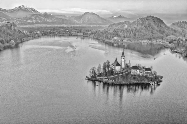 Viejo estilo blanco y negro postal sangró lago vista aérea panorama en invierno —  Fotos de Stock