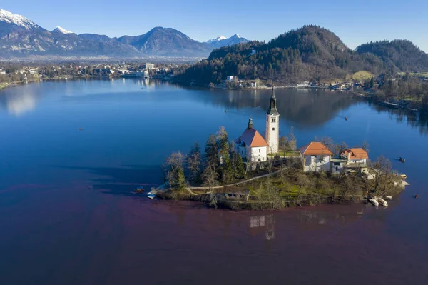 Bloeden meer eiland rode algen luchtfoto panorama in de winter — Stockfoto