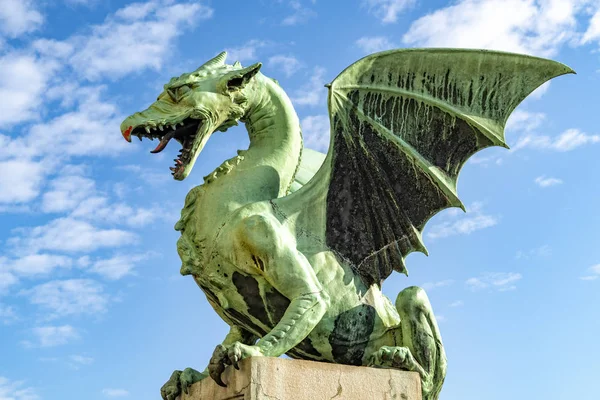 Drago di Lubiana sul ponte simbolo della città — Foto Stock