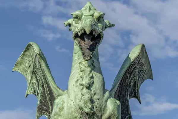 Ljubljana Drache auf der Brücke Stadtsymbol — Stockfoto