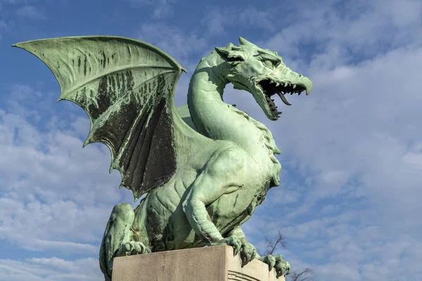 Drago di Lubiana sul ponte simbolo della città — Foto Stock