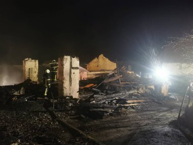 İtfaiyeci evde yangınla mücadele ediyor.