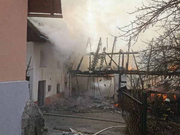 Feuerwehrmann bekämpft Brand in Haus — Stockfoto