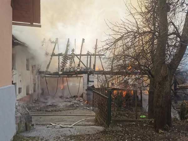 Feuerwehrmann bekämpft Brand in Haus — Stockfoto