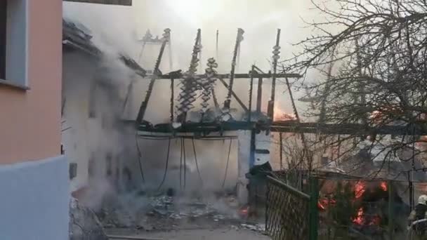 Pompiere Che Combatte Incendio Casa — Video Stock