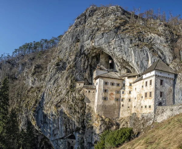 Castillo medieval de Predjama en Eslovenia —  Fotos de Stock