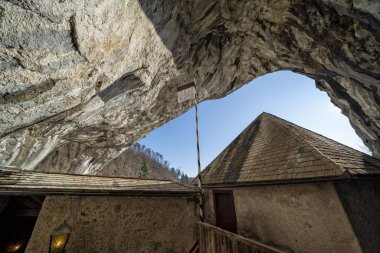 Slovenya 'daki Predjama Ortaçağ Şatosu