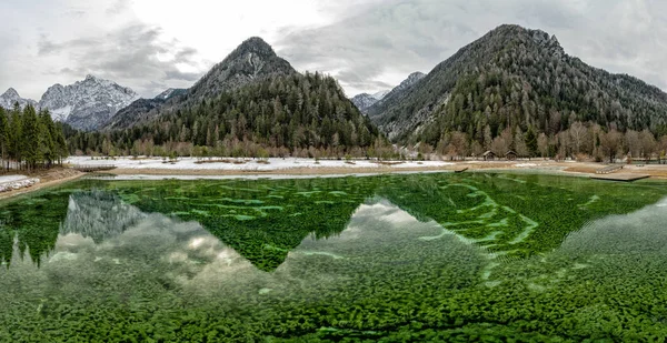 Kranjska Gora在冬季日落时冻结了Jasna湖 — 图库照片