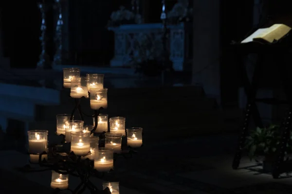 Voličské svíčky uvnitř kostela izolované na černém — Stock fotografie