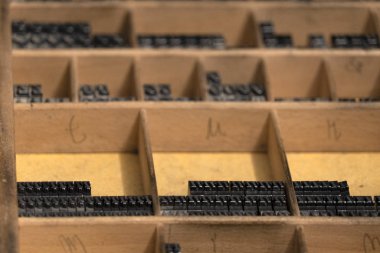 Eski bir parmak izi makinesi.