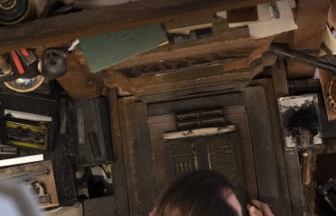 Eski bir parmak izi makinesi.