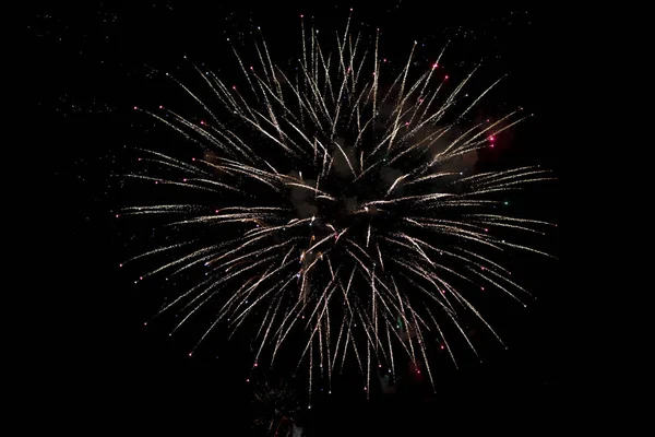 Feuerwerk auf schwarzem Hintergrund — Stockfoto