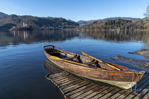 Lago sangrado vista panorâmica da igreja no inverno — Fotografia de Stock