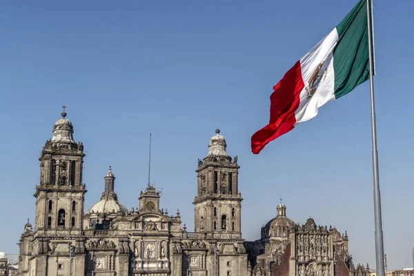 Kathedrale von Mexiko-Stadt mit großer mexikanischer Flagge — Stockfoto