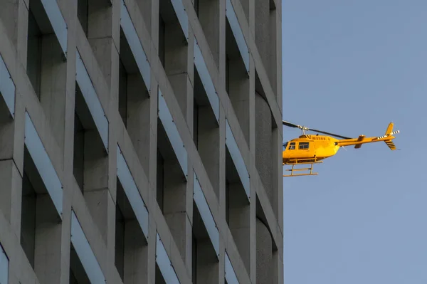 Helicóptero parece bater no arranha-céu — Fotografia de Stock