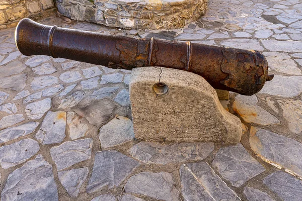 Pirata cañón de hierro antiguo — Foto de Stock