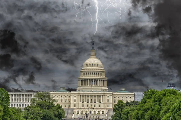 Relámpago en Washington DC Capitolio vista en el cielo nublado —  Fotos de Stock