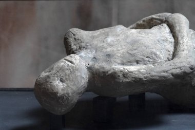 Pompei harabeleri gömülmüş ceset heykeli