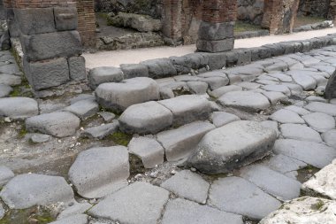 Pompei Roma yolunu harabeye çevirdi.