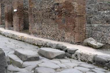 Pompei Roma yolunu harabeye çevirdi.