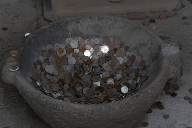 Pompei turist sikkeleriyle dolu evleri harabeye çeviriyor