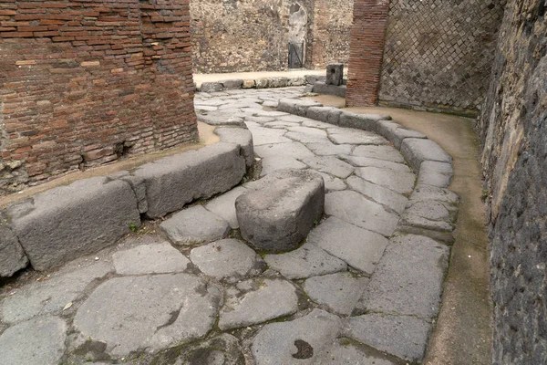 Pompei ruïnes romeins pad straat voetgangers lopen — Stockfoto