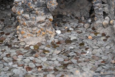 Pompei turist sikkeleriyle dolu evleri harabeye çeviriyor
