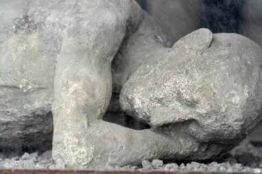 Pompei harabeleri gömülmüş ceset heykeli