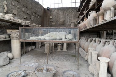 Pompei harabeleri gömülmüş ceset heykeli