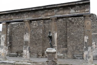 Pompei heykeli harabeye çevirdi