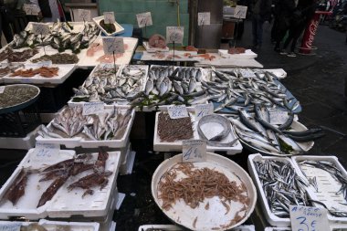 Napoli sokak balık pazarı İspanyol bölgesinde.