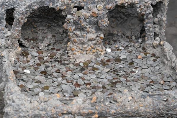 Pompei ruins houses full of tourist coins — Stock Photo, Image