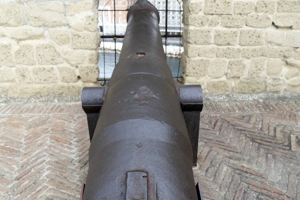 Napoli castello dell'ovo cannone — Foto Stock