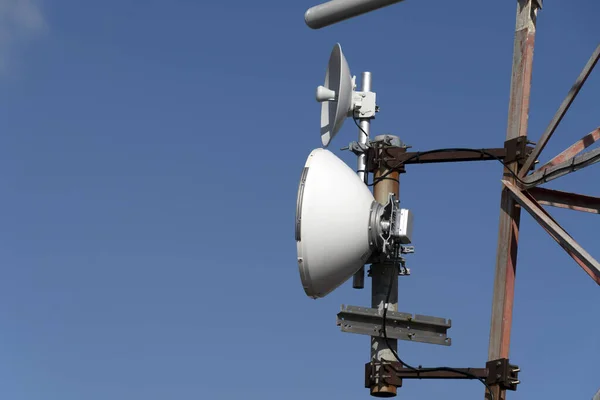 Uitzenden van grote antenne op blauwe lucht — Stockfoto