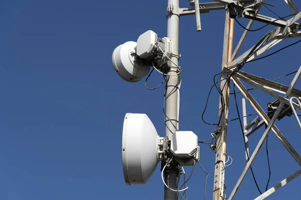 Uitzenden van grote antenne op blauwe lucht — Stockfoto